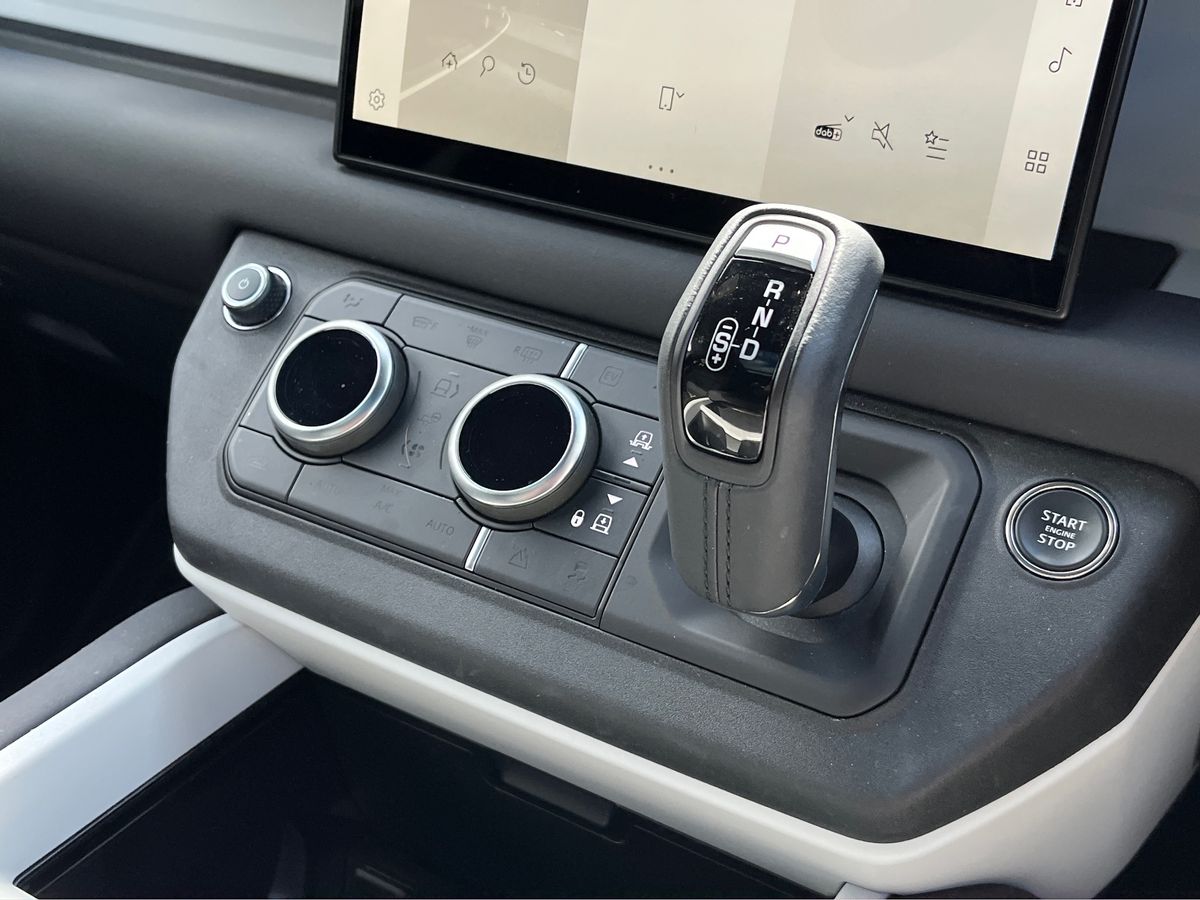 Land Rover Defender 110 Photo 13
