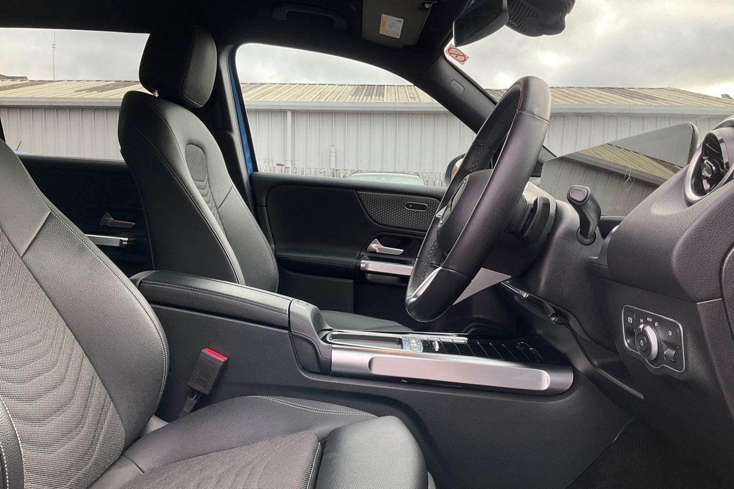 Mercedes-Benz GLB Photo 16