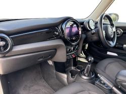 MINI Hatch Photo 2