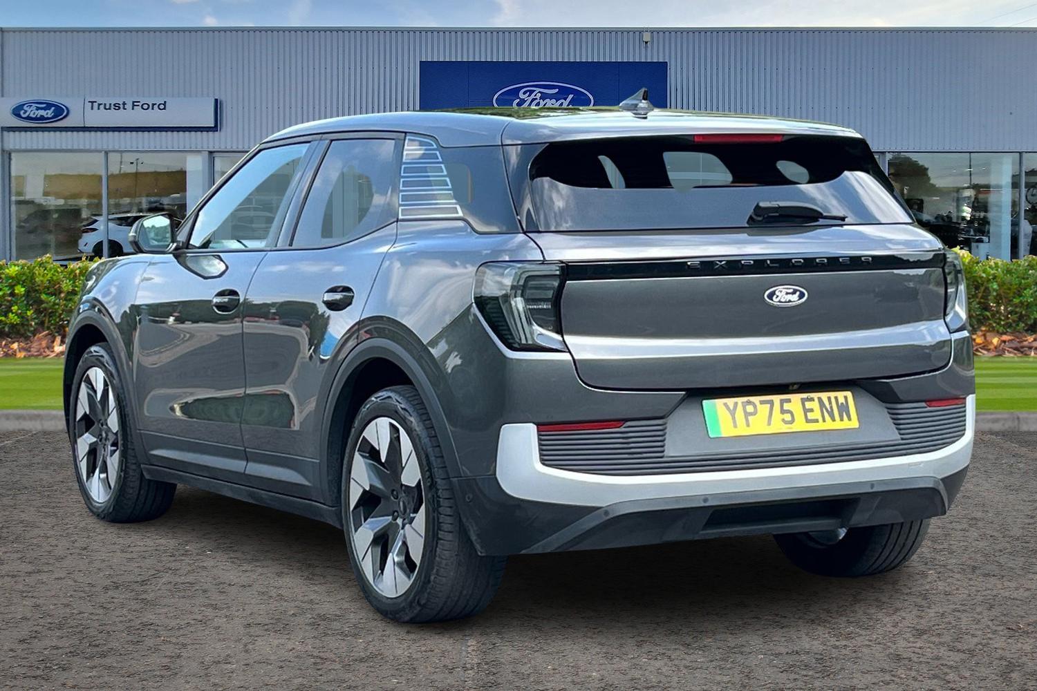 Ford Explorer Photo 1