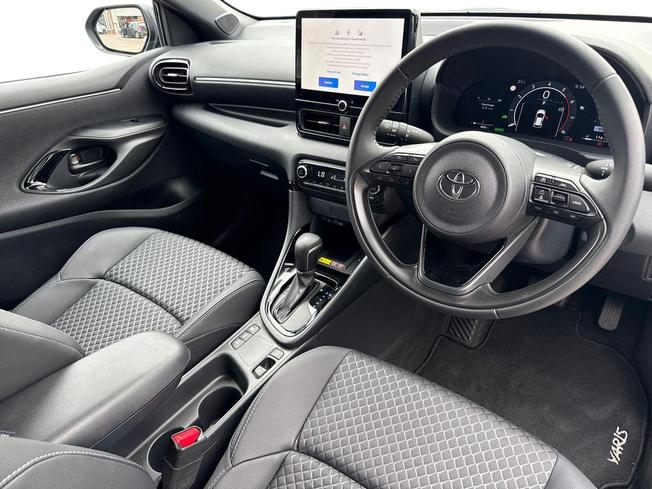 TOYOTA Yaris Photo 6