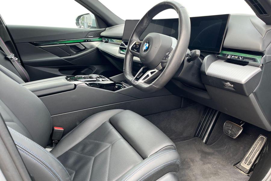 BMW 5 Series Photo autoimg-582beb89c89836ae851f72e9a65b9e325de4d23d.jpg