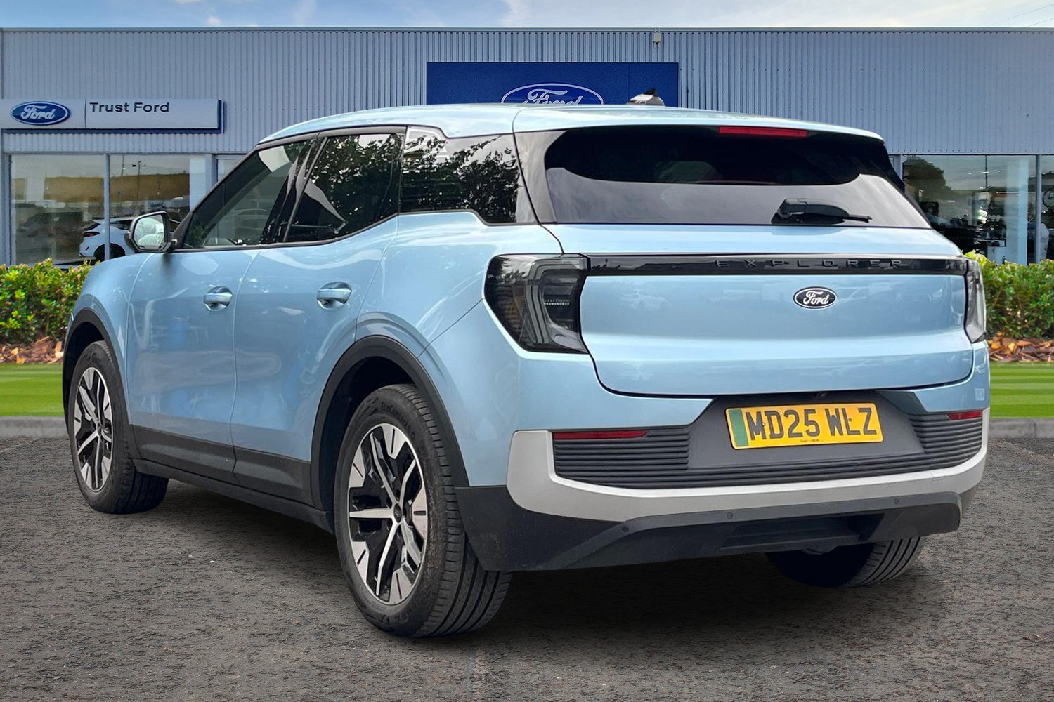 Ford Explorer Photo 1