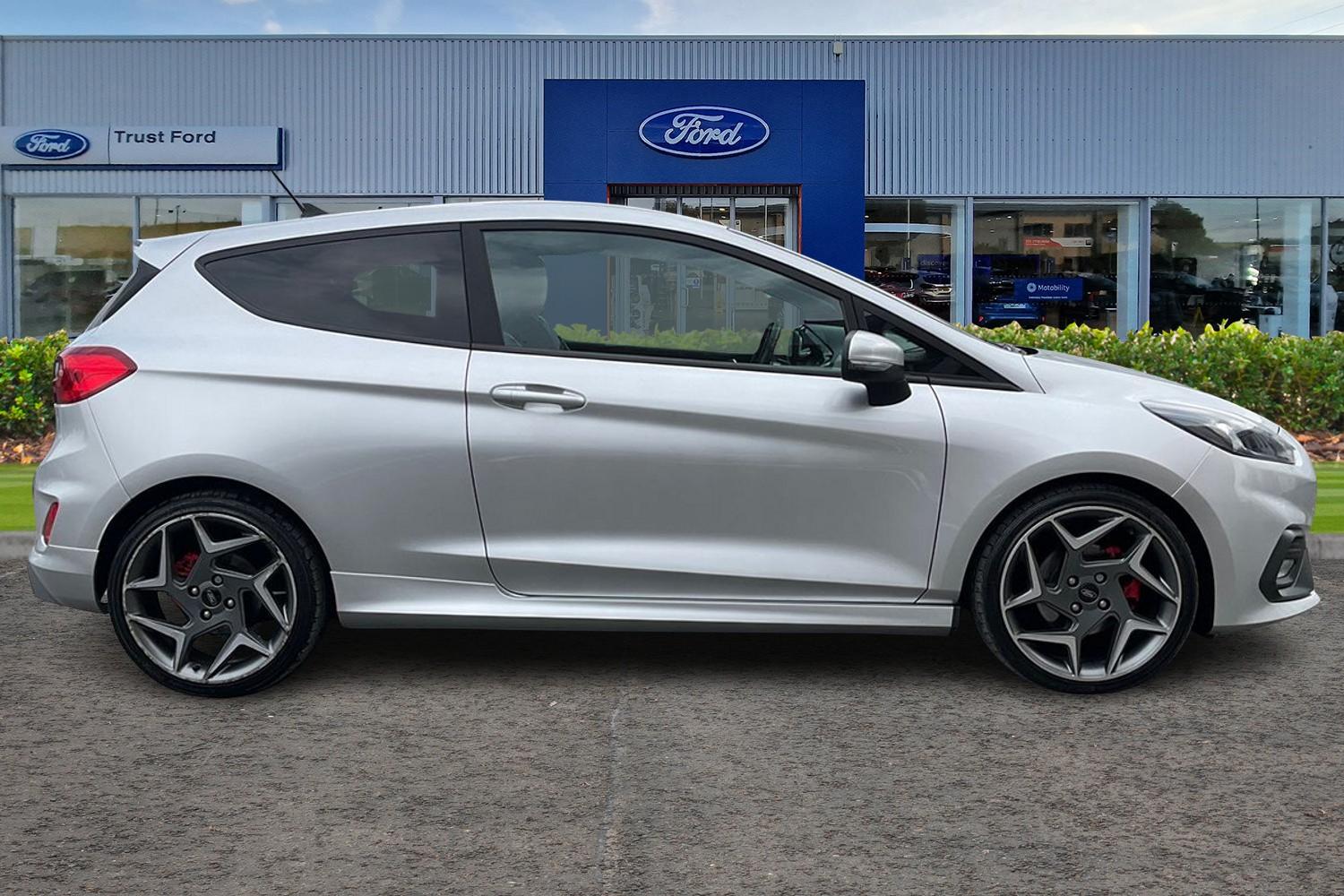 Ford Fiesta Photo 2