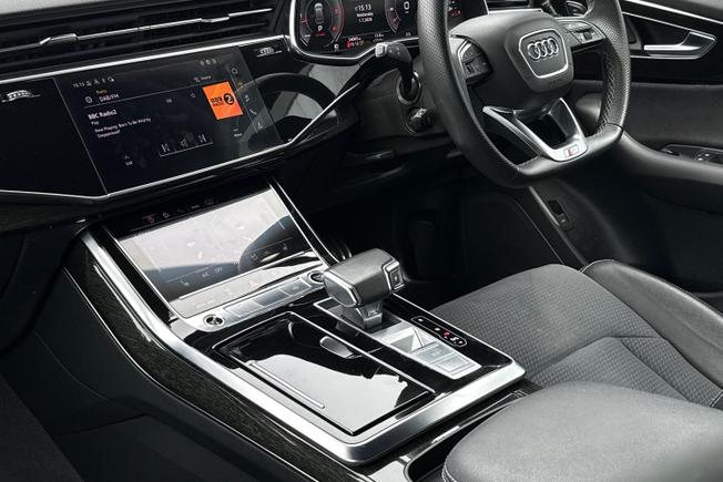 AUDI Q8 Photo 26