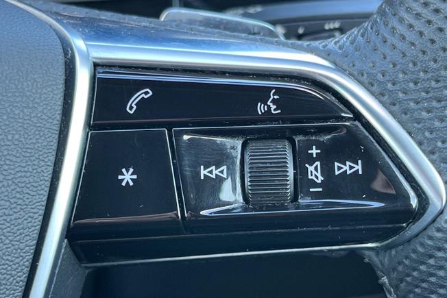 AUDI Q8 E-Tron Photo 17