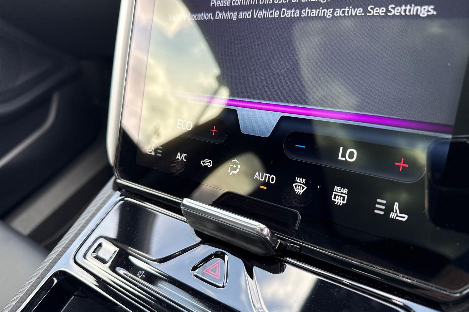 Ford EXPLORER Photo 24