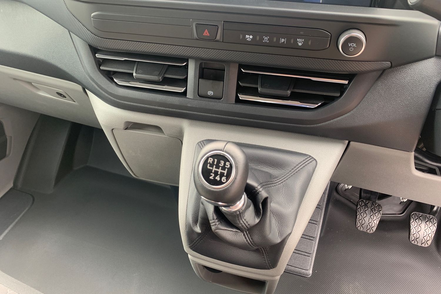 2026 Ford Transit Custom 2.0 280 136PS EcoBlue Limited Manual L1 H1 in Grey Matter with 1000 Miles + Wheel & Body Kit Package - vehicle photo 15 for sale on PureCar