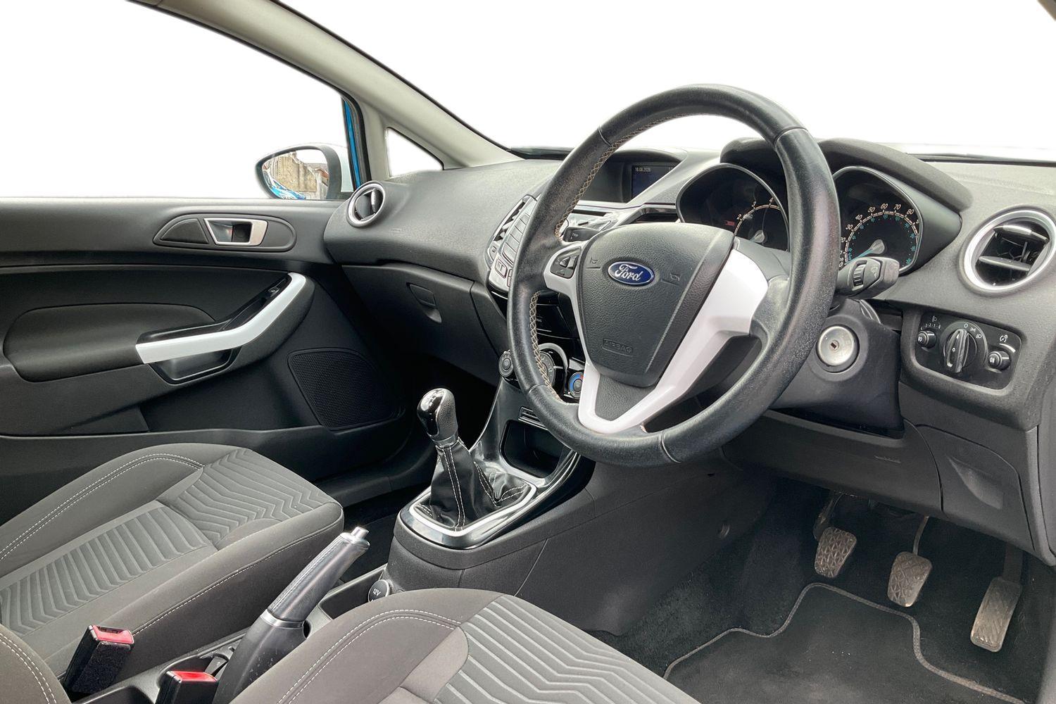 Ford FIESTA Photo 8