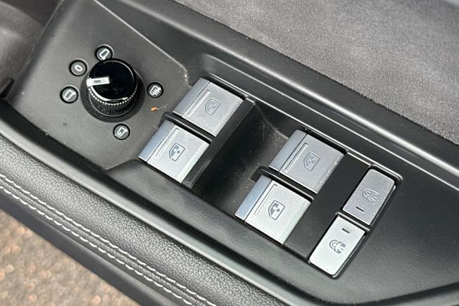 AUDI Q8 E-Tron Photo 30