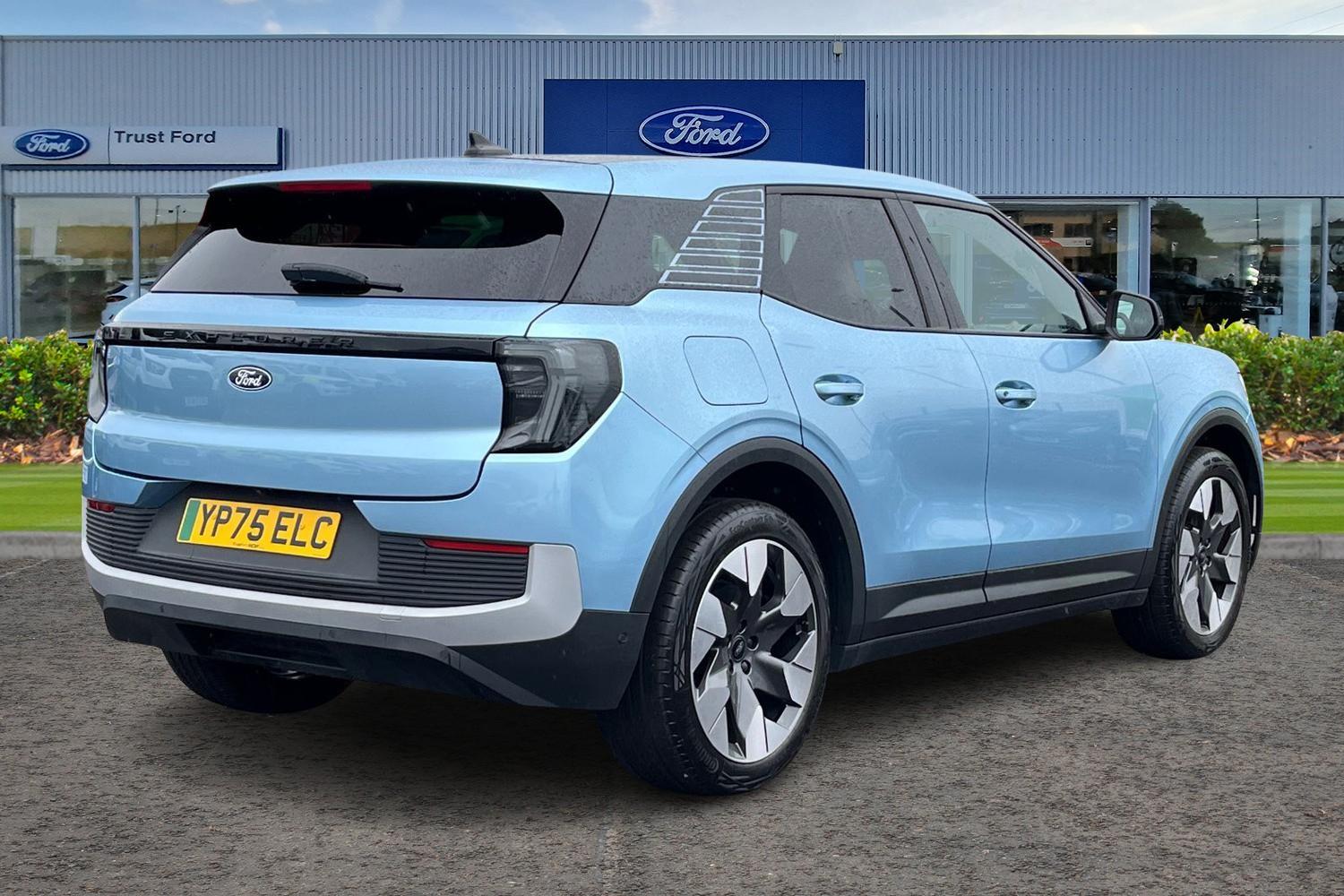 Ford Explorer Photo 3
