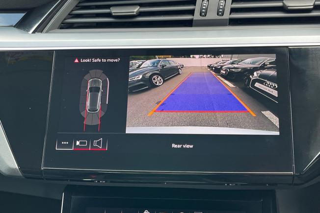 AUDI Q8 E-Tron Photo 22