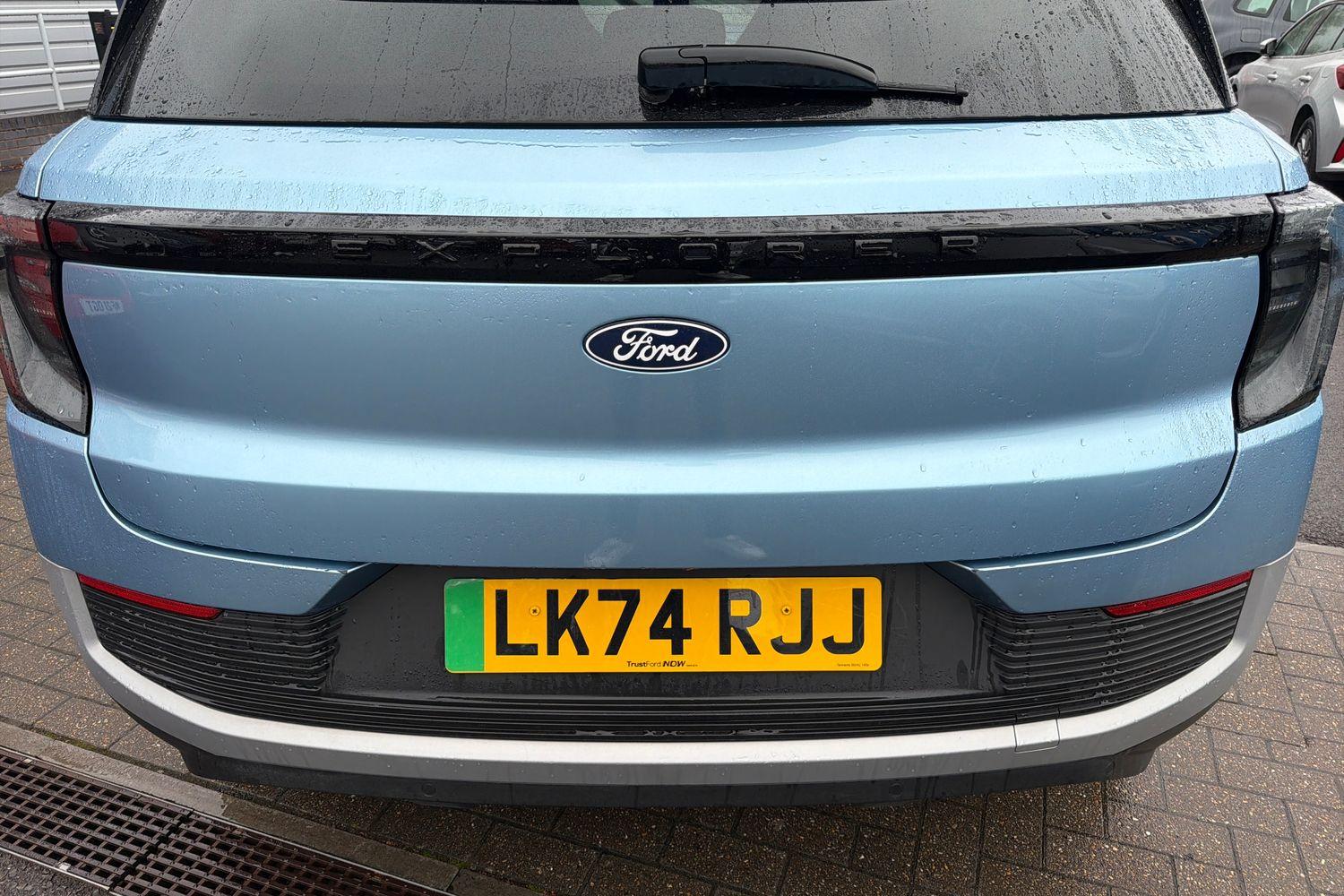 Ford EXPLORER Photo 23