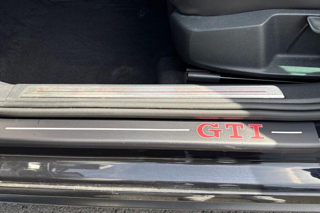 VOLKSWAGEN Golf Photo 31