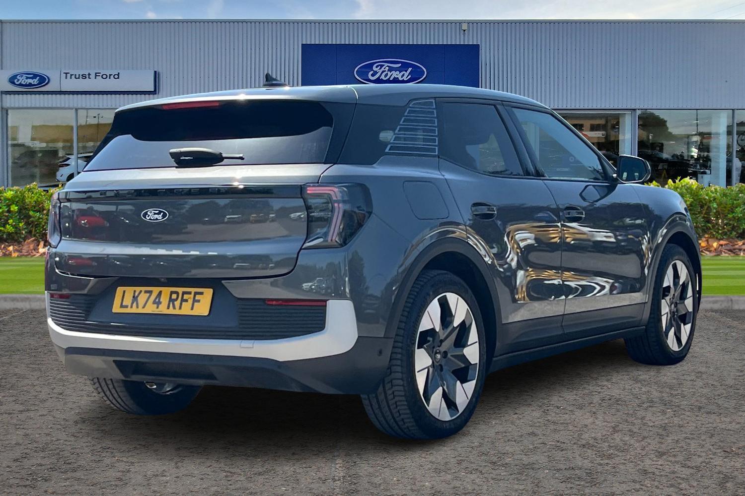 Ford Explorer Photo 3
