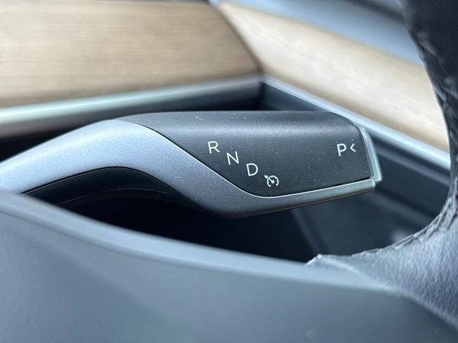 TESLA Model 3 Photo 52