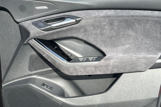 AUDI Q6 e-tron Photo 40