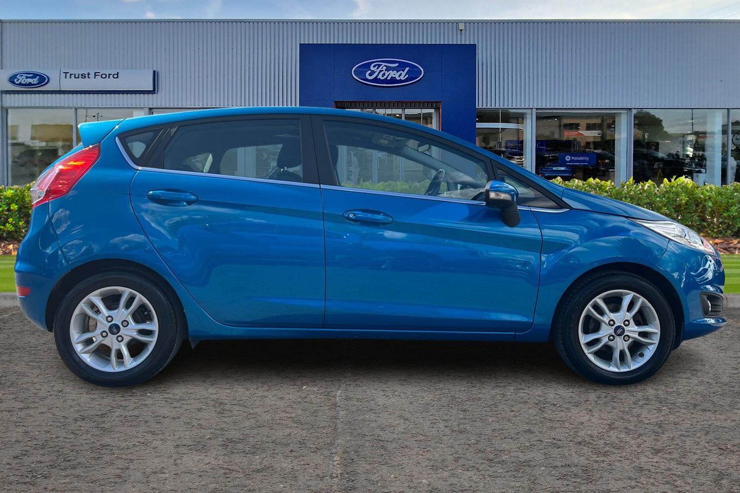 Ford FIESTA Photo 2