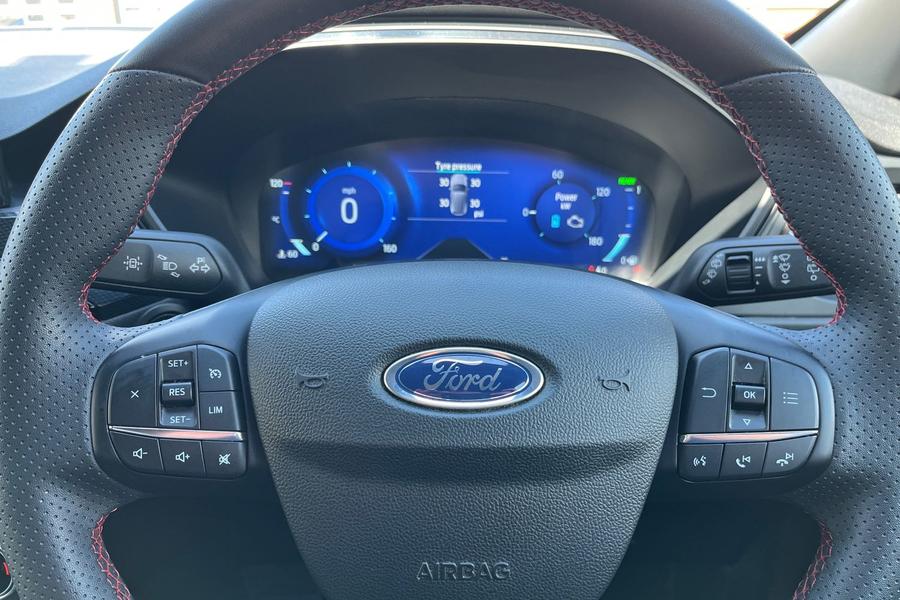 Ford Kuga Photo autoimg-5a1152a2d5c4a35e8ad85e45ba8d52eeafafc10e.jpg