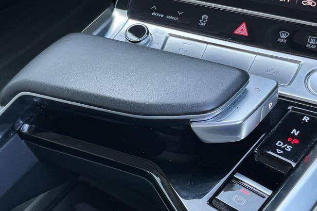 AUDI e-tron Photo 31