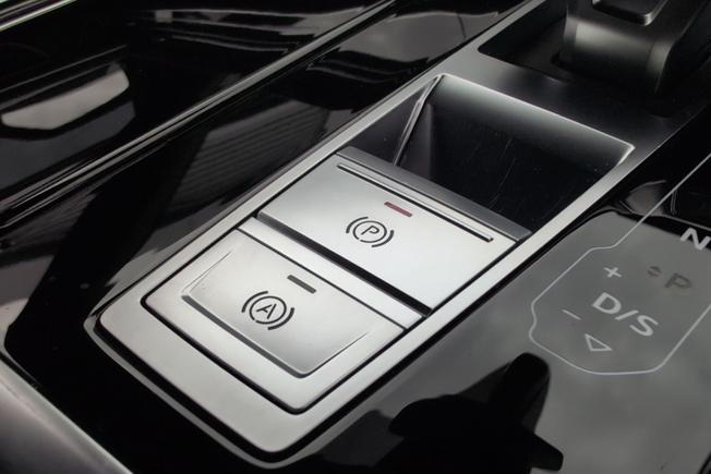 AUDI Q8 Photo 24