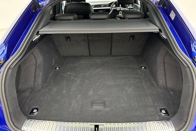 AUDI Q8 E-Tron Photo 12