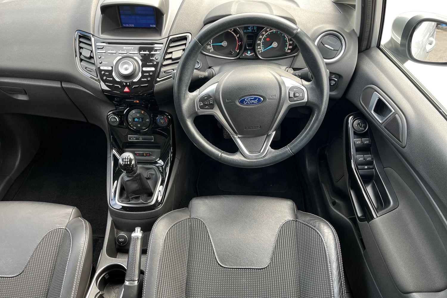 Ford FIESTA Photo 10