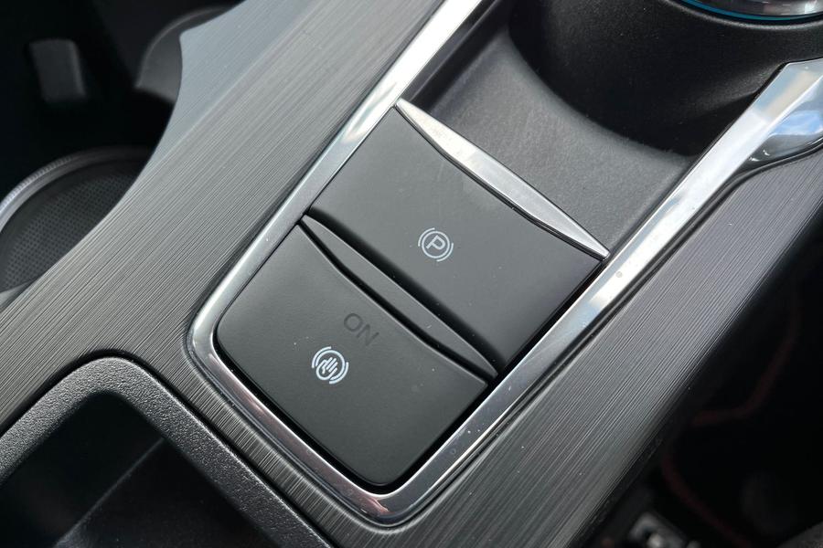 Ford KUGA Photo autoimg-5ac78b72079eee78f5c10a1d9e24a09bb59fb98f.jpg