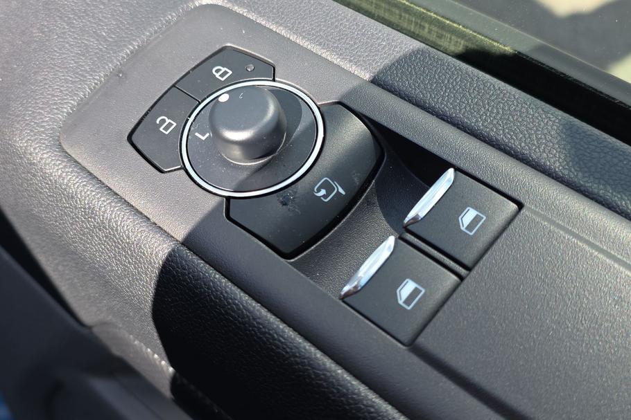 Used FORD TRANSIT CUSTOM WP75URZ 18
