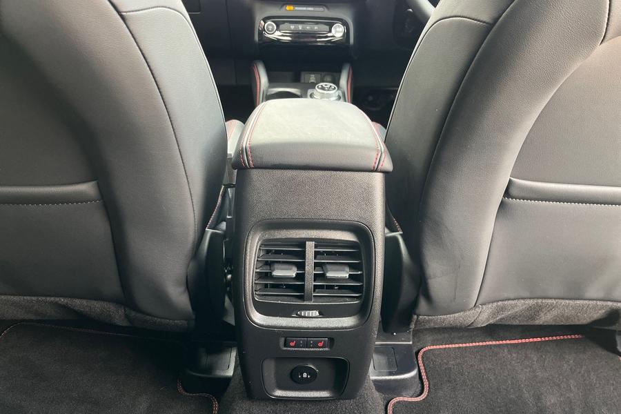Ford Kuga Photo autoimg-5af21aa59fc3b4b39fb1bd15fe9f132d59ae9110.jpg