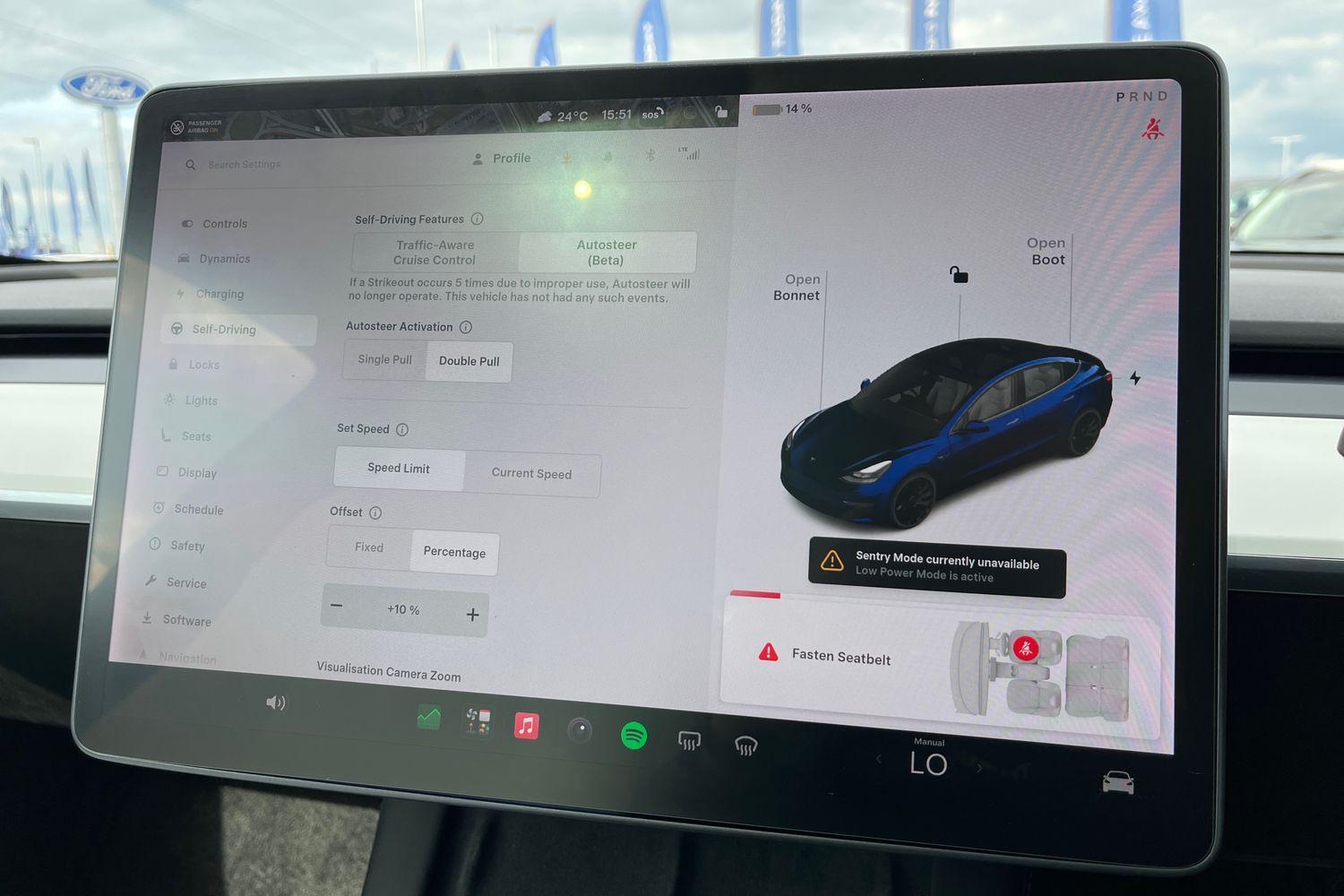 TESLA Model 3 Photo 28
