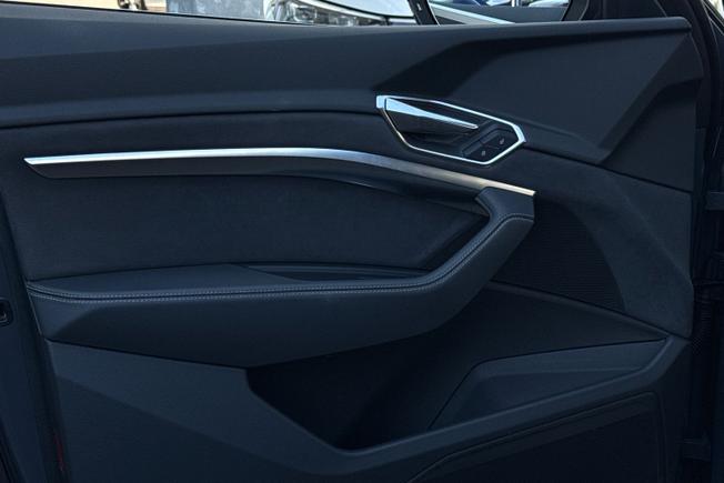AUDI Q8 E-Tron Photo 45