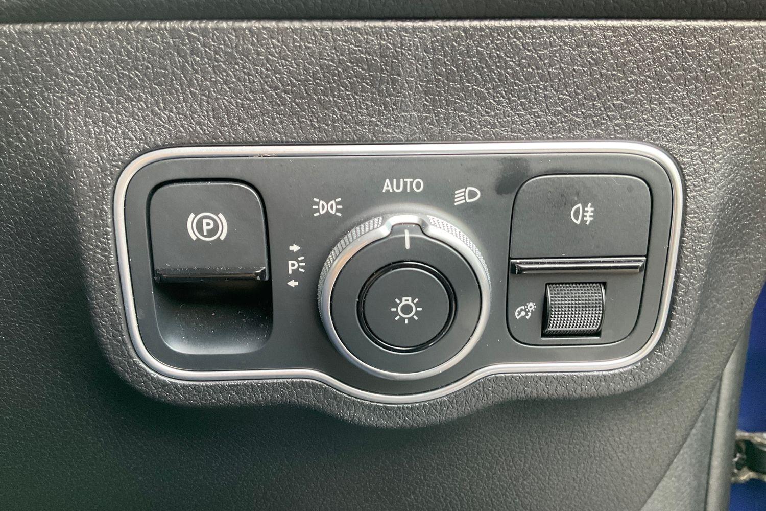Mercedes-Benz GLB Photo 33