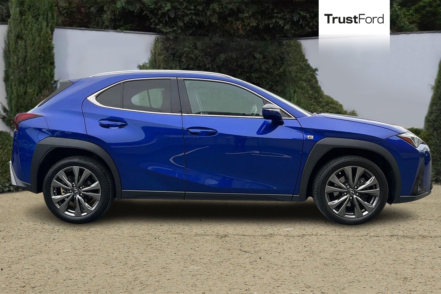 Lexus UX Photo 2