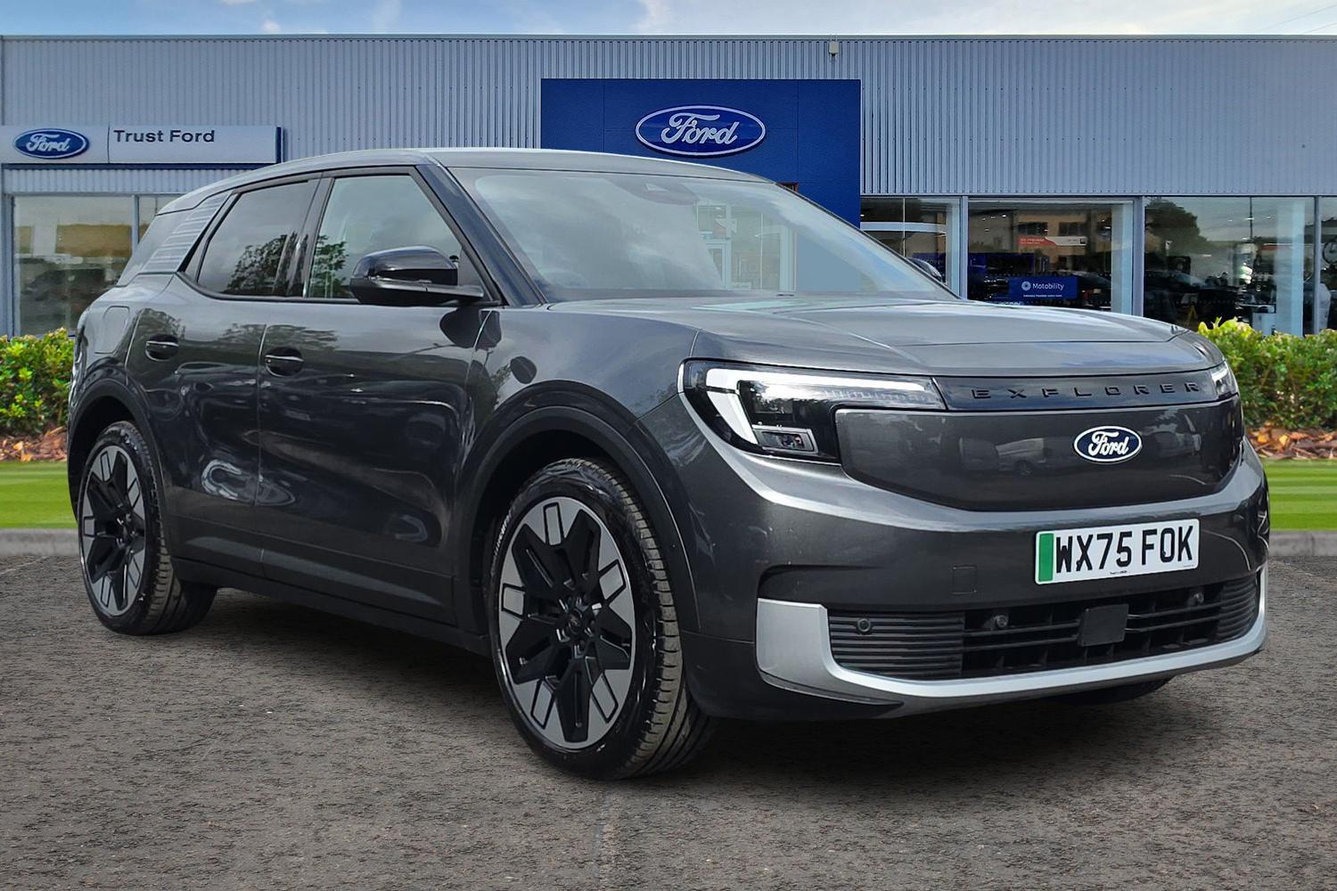 Ford Explorer Photo 0
