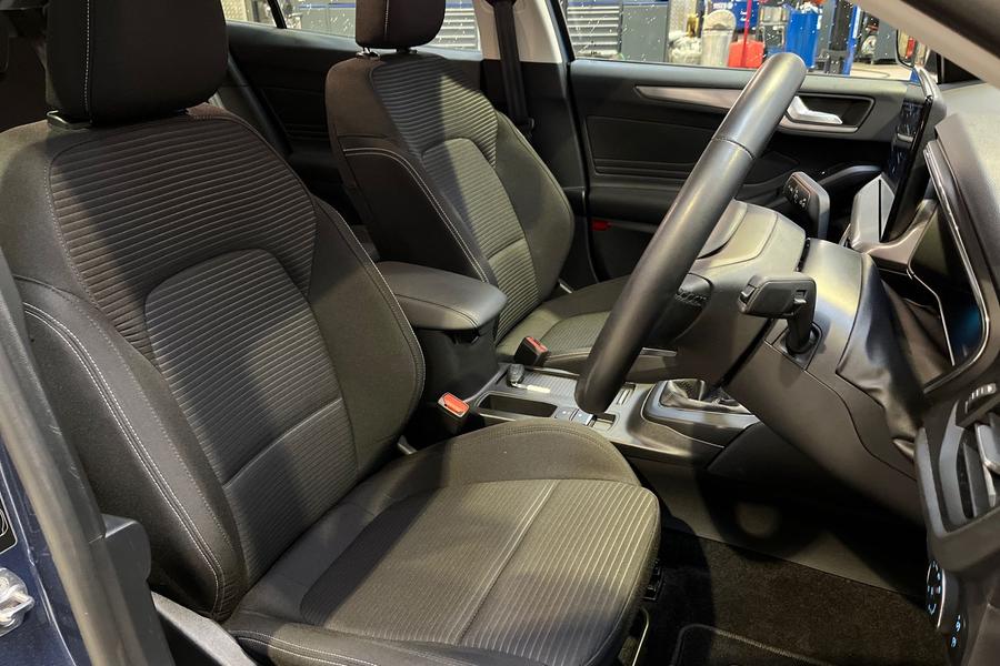 Ford FOCUS Photo autoimg-5b445e5bc38e1d61b6453cdb8f488b72dd086840.jpg