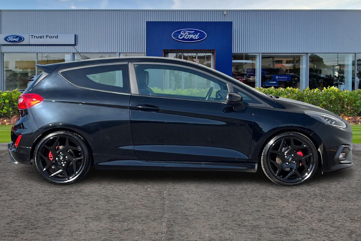 Ford FIESTA Photo 2