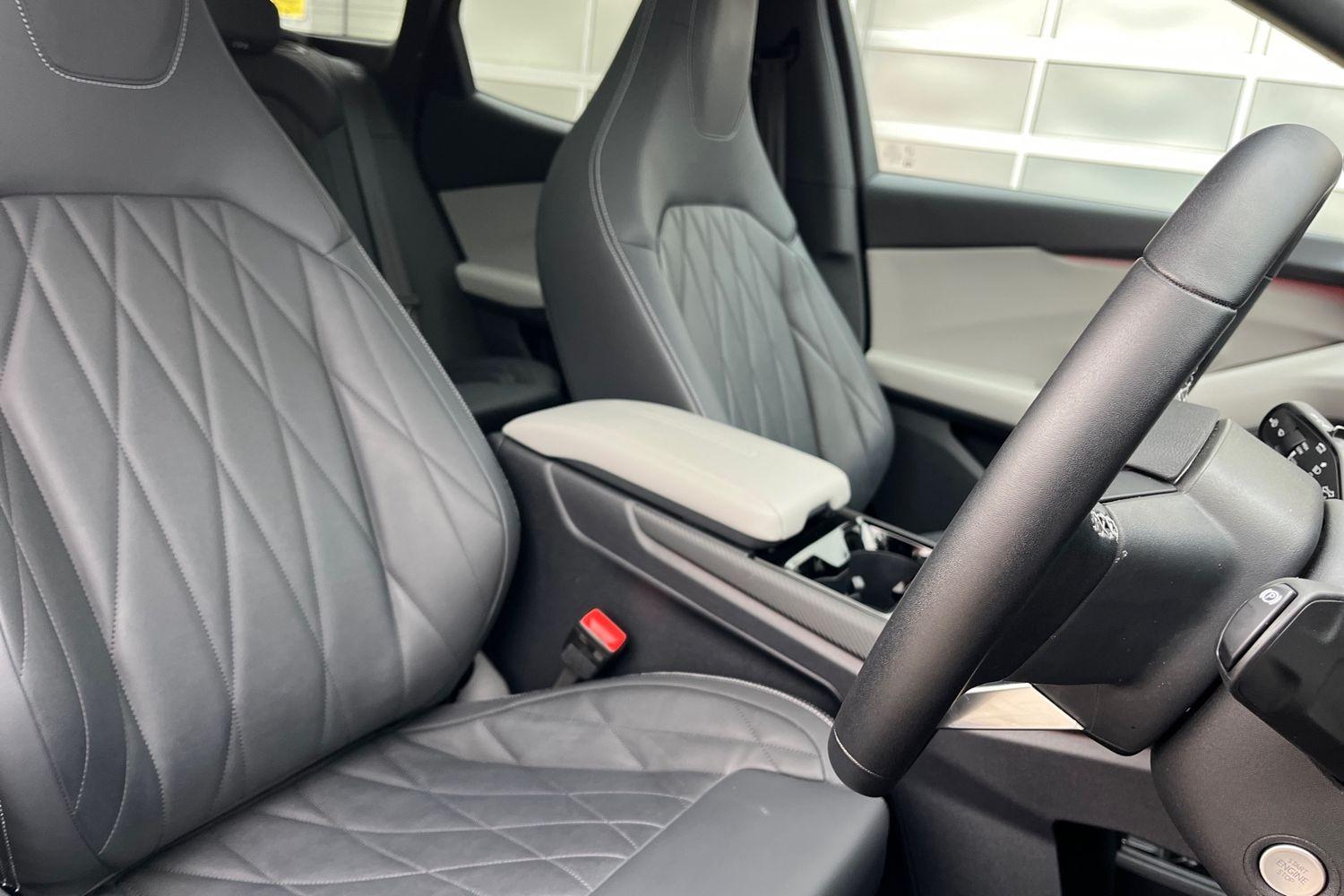 Ford Explorer Photo 16