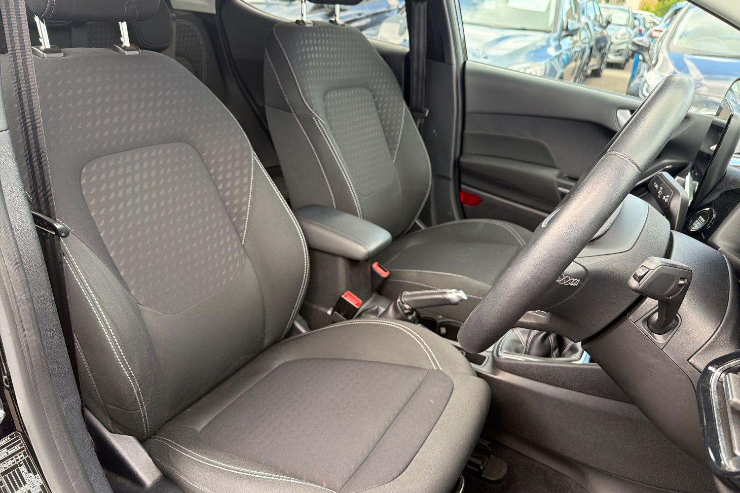 Ford FIESTA Photo 16