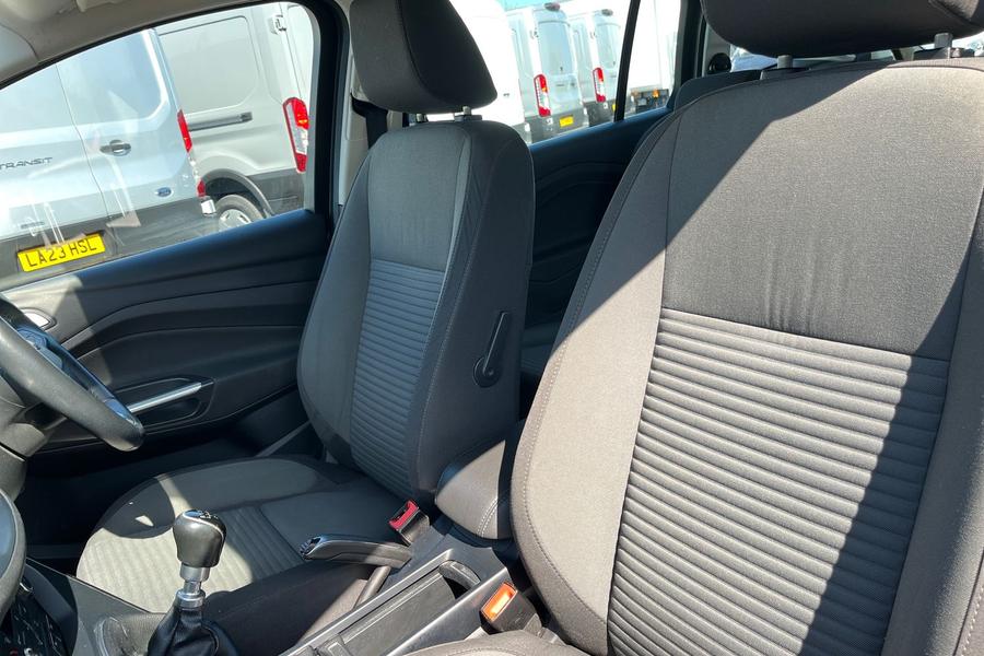 Ford GRAND C-MAX Photo autoimg-5b9225d8a12702183a2a2117f965accbd1b9da72.jpg