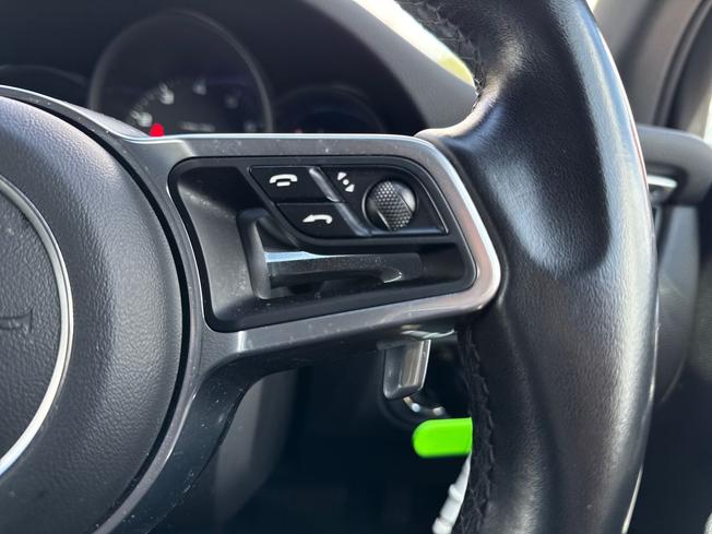 PORSCHE Macan Photo 17