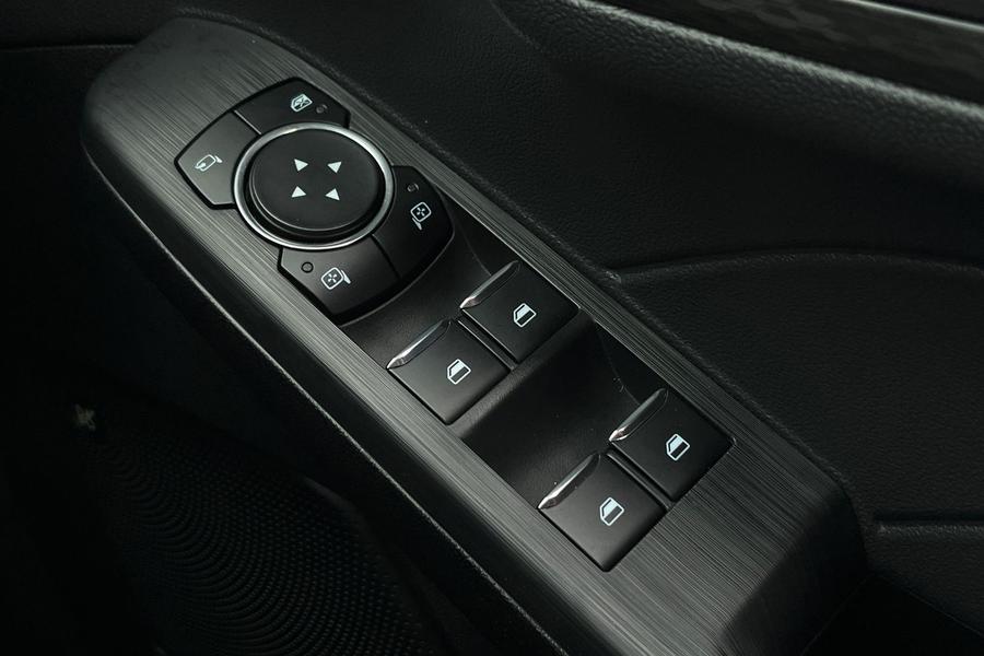 Ford KUGA Photo autoimg-5bfaa6232c44356902feacfde0dd4e436f70a56e.jpg