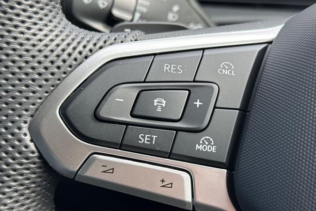 VOLKSWAGEN T-Roc Photo 16
