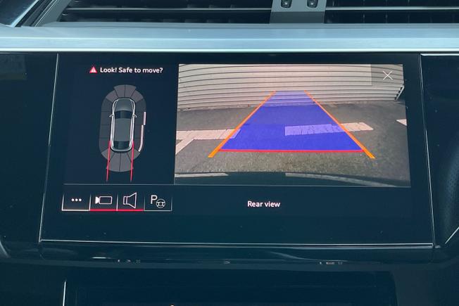 AUDI Q8 E-Tron Photo 22
