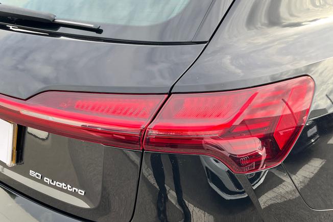AUDI e-tron Photo 18