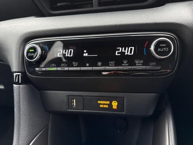 TOYOTA Yaris Photo 32