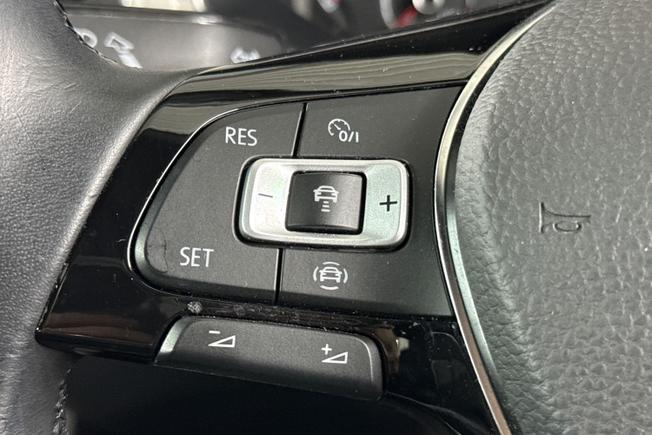 Volkswagen T-Roc Photo 16