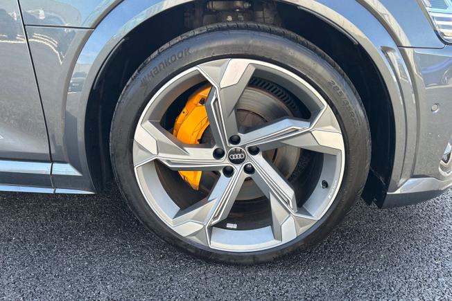 Audi e-tron S Photo 25