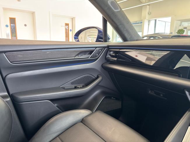 PORSCHE Macan Photo 39