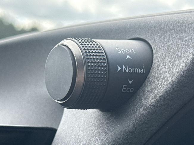 LEXUS Ux Photo 31